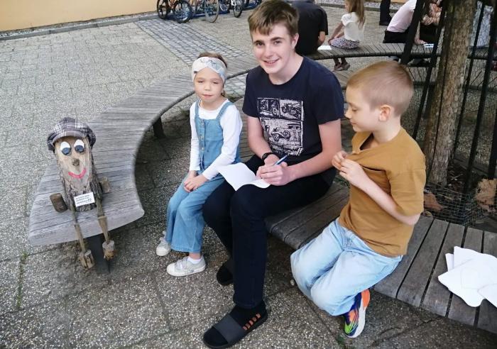 Prvňáčci s deváťáky si povídali pod platanem