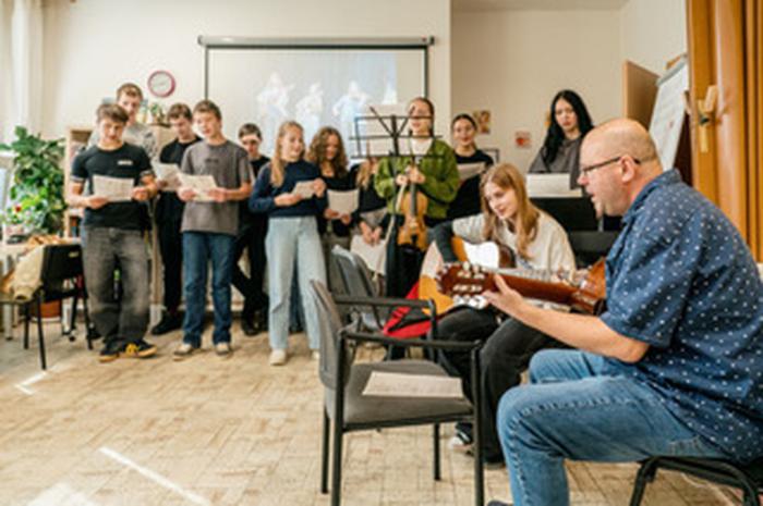 Deváťáci zpívali na dni otevřených dveří Trendu