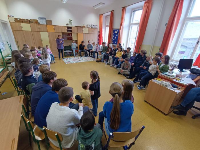 Prvňáci s deváťáky prožívají vděčnost