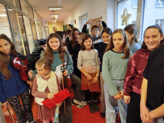 Šesťáci a prvňáci seniorům