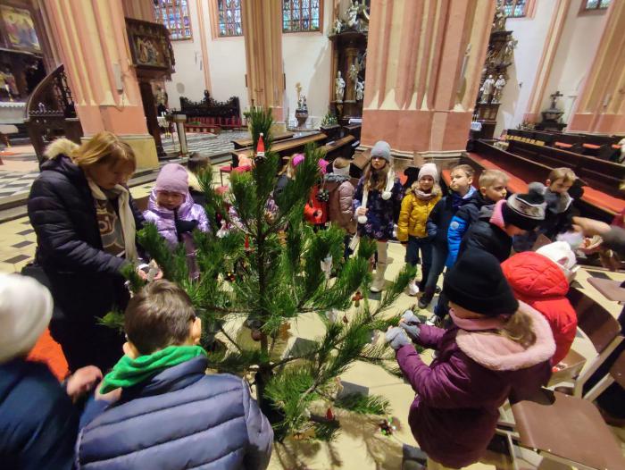 Zdobení stromečku v Kostele svatého Mořice