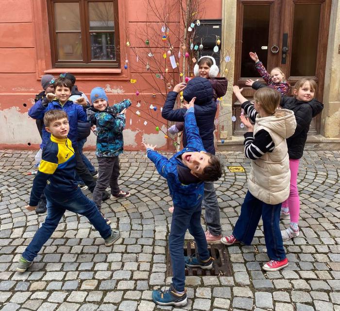 Naše břízka v Šemberově ulici už září jarem Naše břízka v Šemberově ulici už září jarem